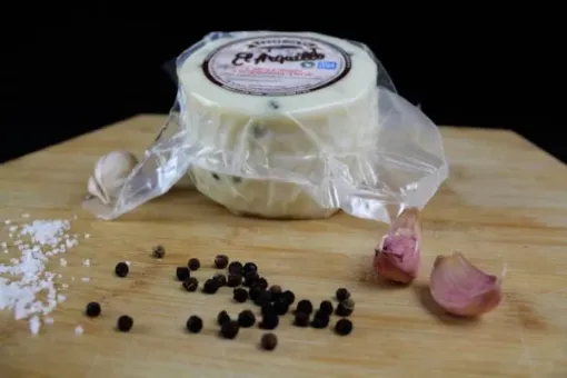 QUESO DE CABRA CURADO CON PIMIENTA