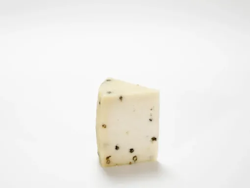 Queso puro de cabra curado a la pimienta verde