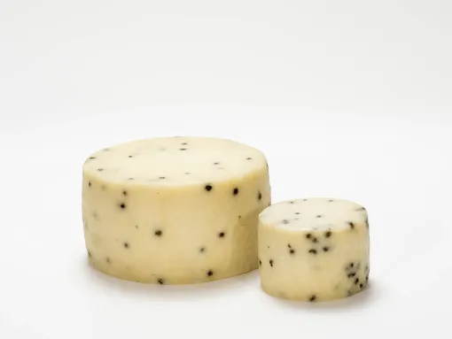 Queso puro de cabra curado a la pimienta verde