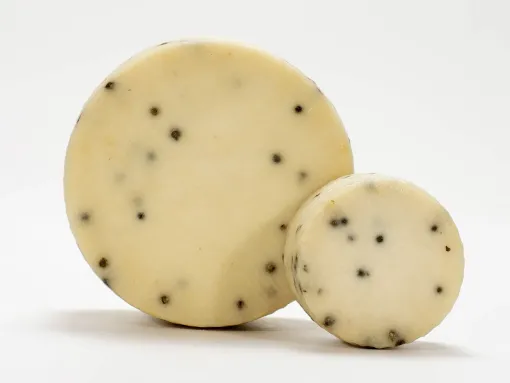 Queso puro de cabra curado a la pimienta verde