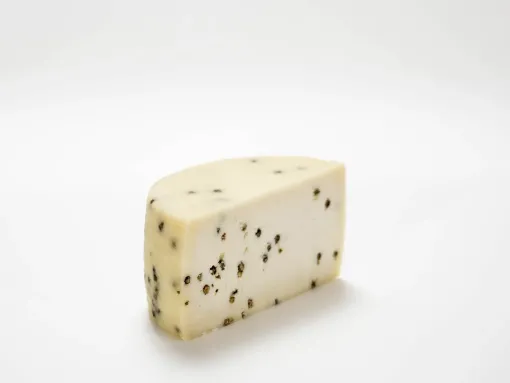 Queso puro de cabra curado a la pimienta verde